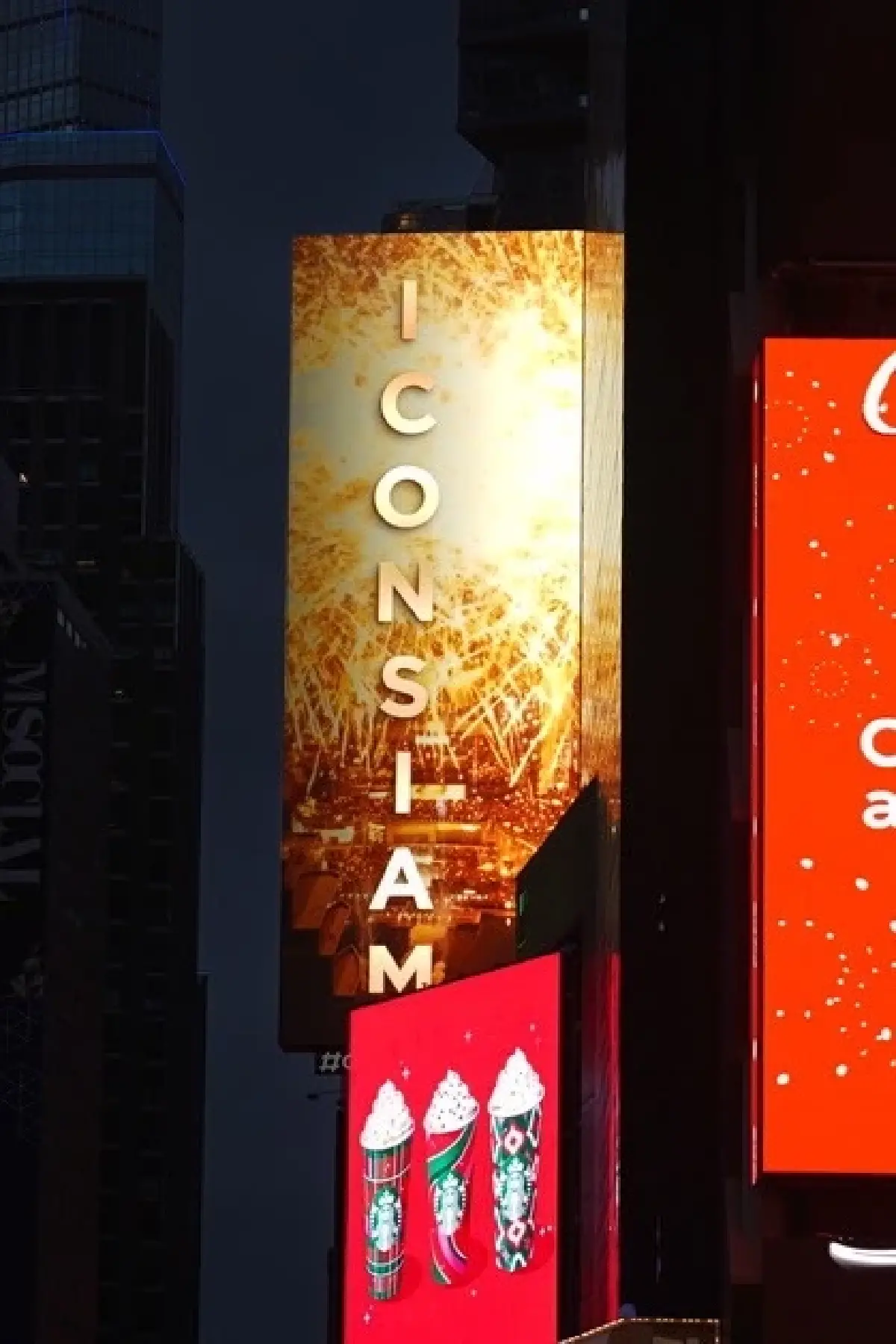 กระหึ่ม ‘ไอคอนสยาม' นำภาพเฉลิมฉลองในไทย ขึ้นไทม์สแควร์ โชว์คนทั่วโลก