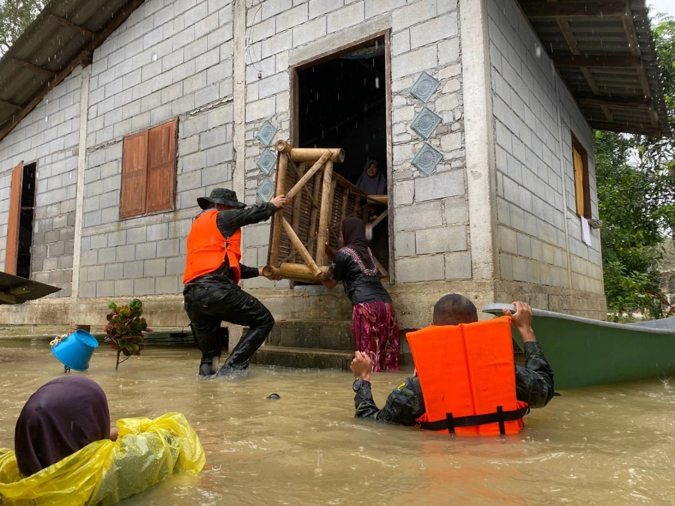 นายกฯ ห่วงน้ำท่วมภาคใต้ ส่ง รมช.มท. ลงพื้นที่ดูแล เร่งช่วยเหลือ