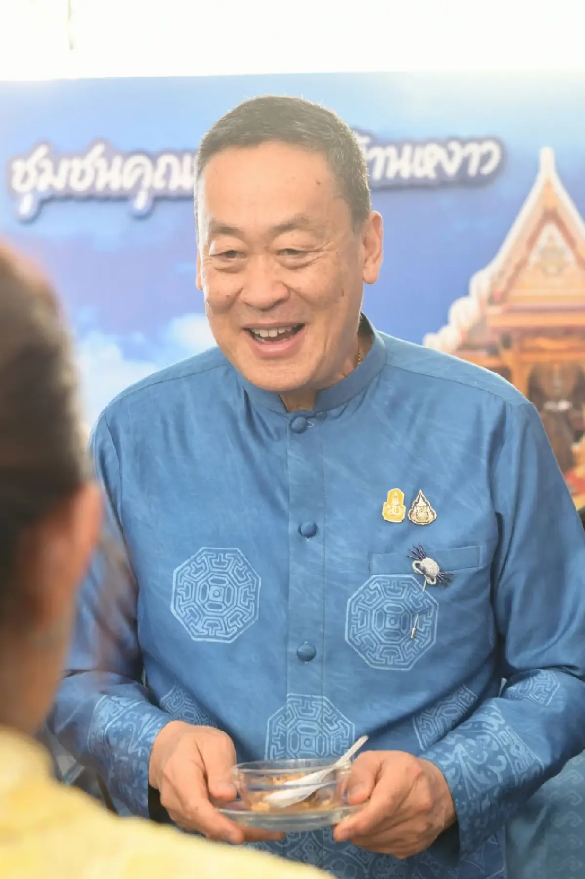 ‘เศรษฐา’ นำถก ครม.สัญจรระนอง สวมเสื้อลายพื้นถิ่น ได้เข็มกลัดปูเป็นที่ระลึก