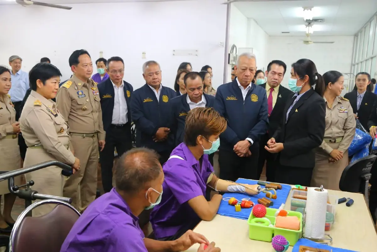 รมว.“พิพัฒน์” ลงพื้นที่ จ.ปทุมธานี ตรวจเยี่ยมศูนย์ฟื้นฟูฯ ภาค 1