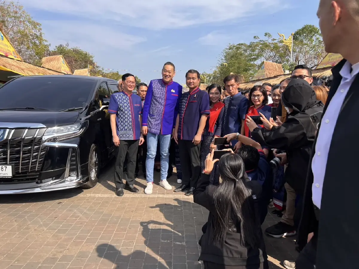 นายกฯ ควง 'มนพร' สวมชุดพื้นเมืองกราบพระธาตุพนม ปลุกท่องเที่ยวเส้นทางสายมู