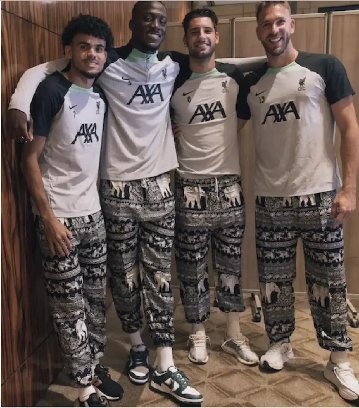 ตำนานกางเกง-รองเท้าแตะ ‘ช้างดาว’  สไตล์ที่อยู่เหนือการเวลา จากรุ่นสู่รุ่น