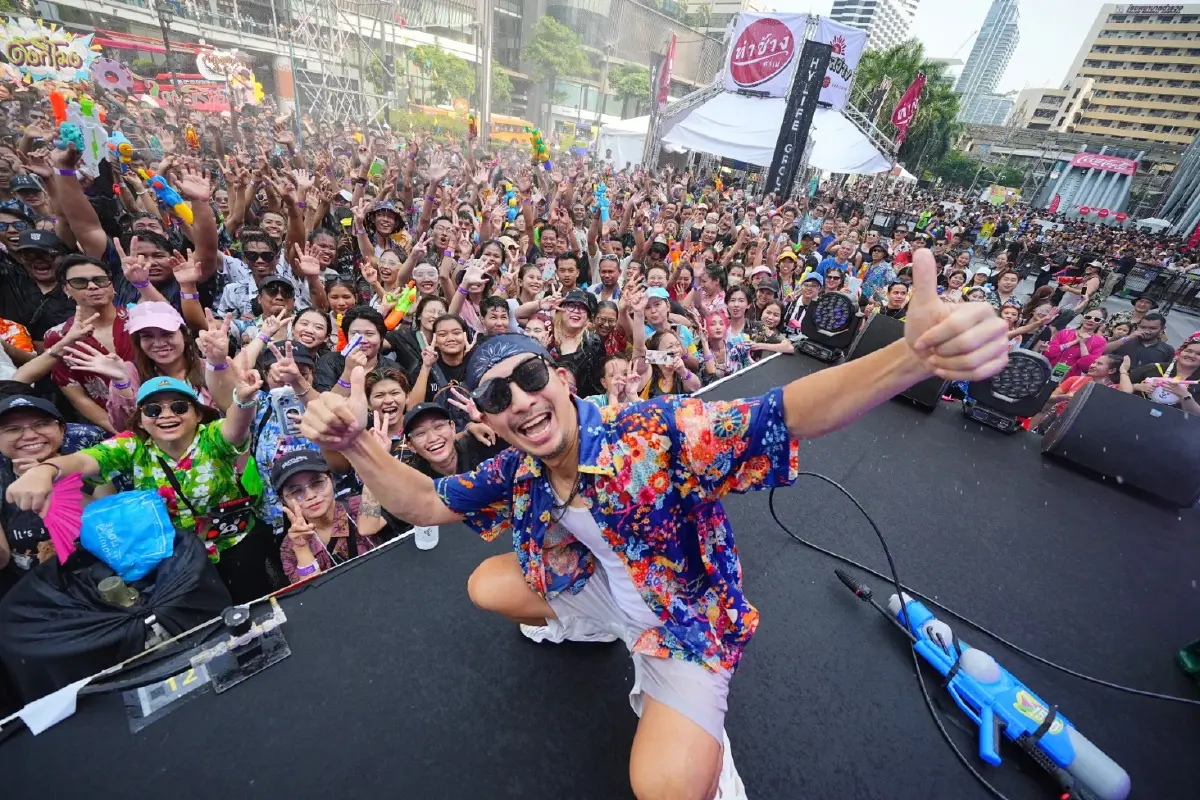 เปิดภาพสงกรานต์ 'เซ็นทรัลเวิลด์' ยิ่งใหญ่ระดับจักรวาล นักท่องเที่ยวทะลัก