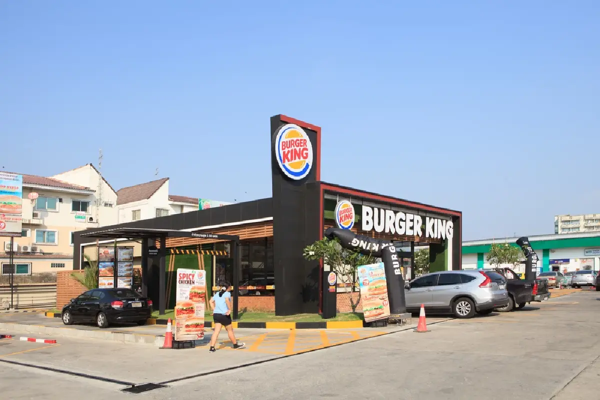 อะไรทำให้ ‘Burger King’ ปิดร้านบนห้าง แล้วมาเปิดตามปั๊ม ทำร้านติดถนน
