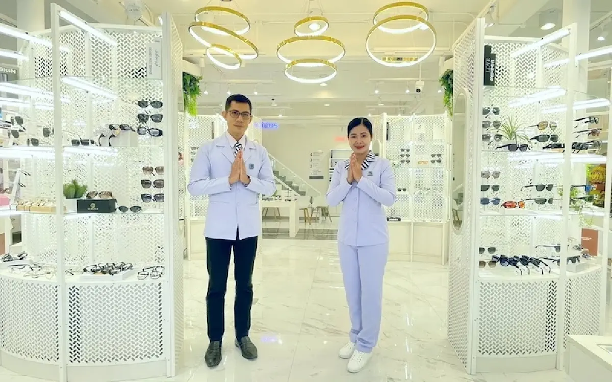 77 ปี ‘แว่นท็อปเจริญ’ อาณาจักรแว่นตา ‘ตรีพรชัยศักดิ์’ รวยเงียบๆ กว่า 5,000 ล้านบาท