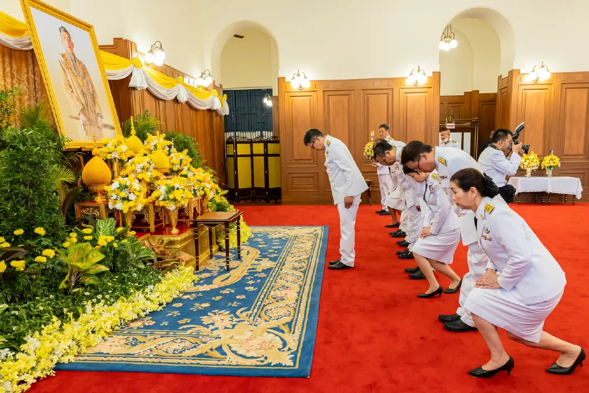 ผู้บริหารกรมสรรพสามิต ทูลเกล้าฯ ถวายแจกันดอกไม้ พร้อมลงนามถวายพระพร 'ในหลวง ร.10'