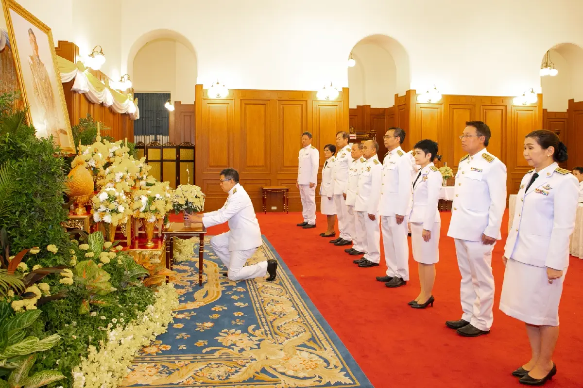 ผู้บริหารกรมสรรพสามิต ทูลเกล้าฯ ถวายแจกันดอกไม้ พร้อมลงนามถวายพระพร 'ในหลวง ร.10'