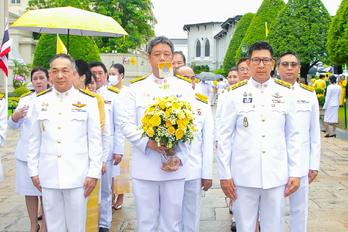 ผู้บริหารกรมสรรพสามิต ทูลเกล้าฯ ถวายแจกันดอกไม้ พร้อมลงนามถวายพระพร 'ในหลวง ร.10'