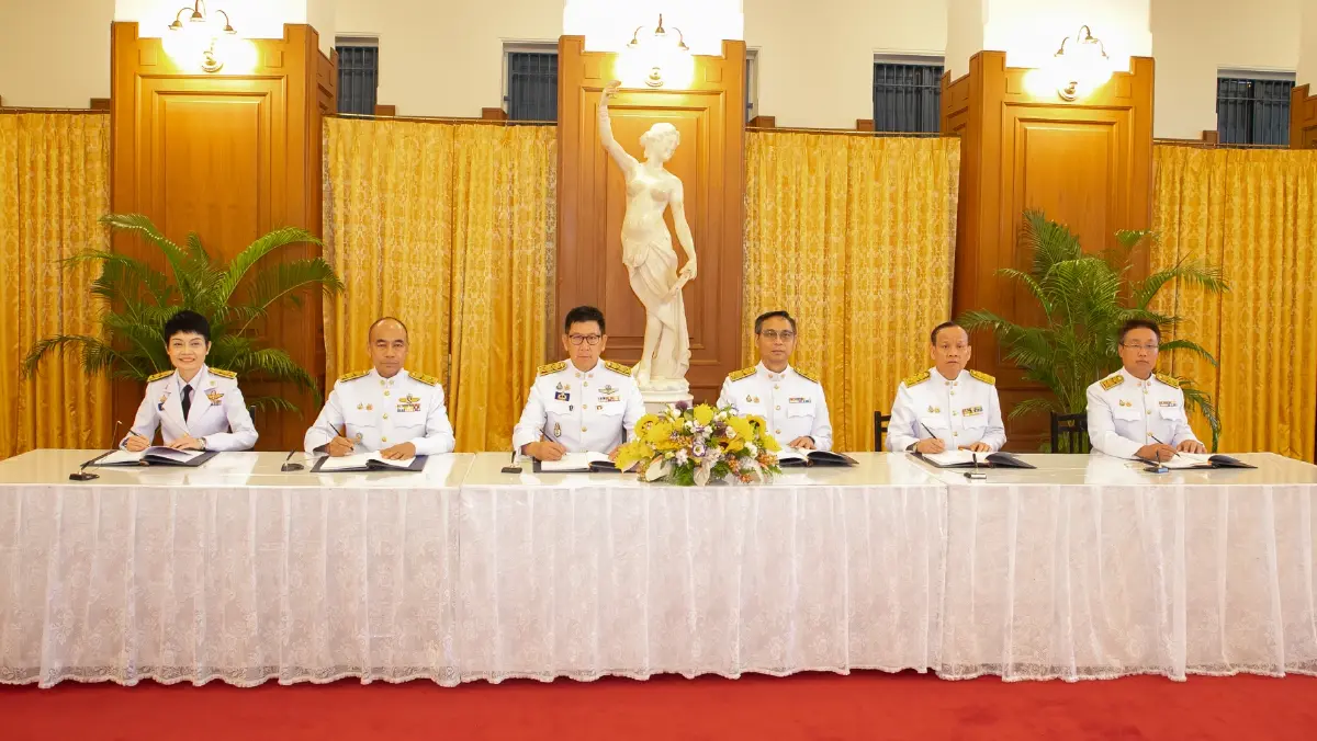 ผู้บริหารกรมสรรพสามิต ทูลเกล้าฯ ถวายแจกันดอกไม้ พร้อมลงนามถวายพระพร 'ในหลวง ร.10'