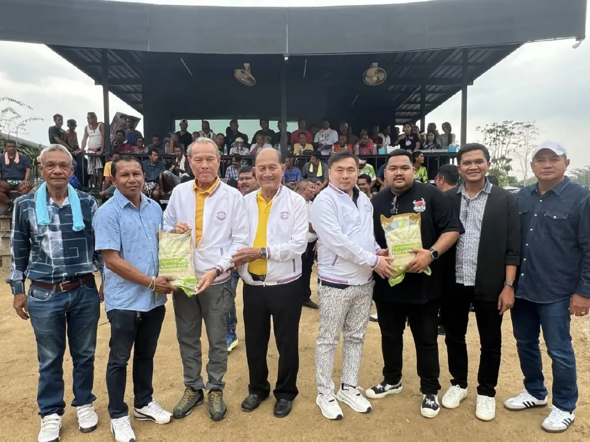 'สามารถ' ควงสมาชิกพปชร.ลุยพัทลุง แจกข้าวสาร 10 ตัน เนื่องในวโรกาสเฉลิมพระชนมพรรษา