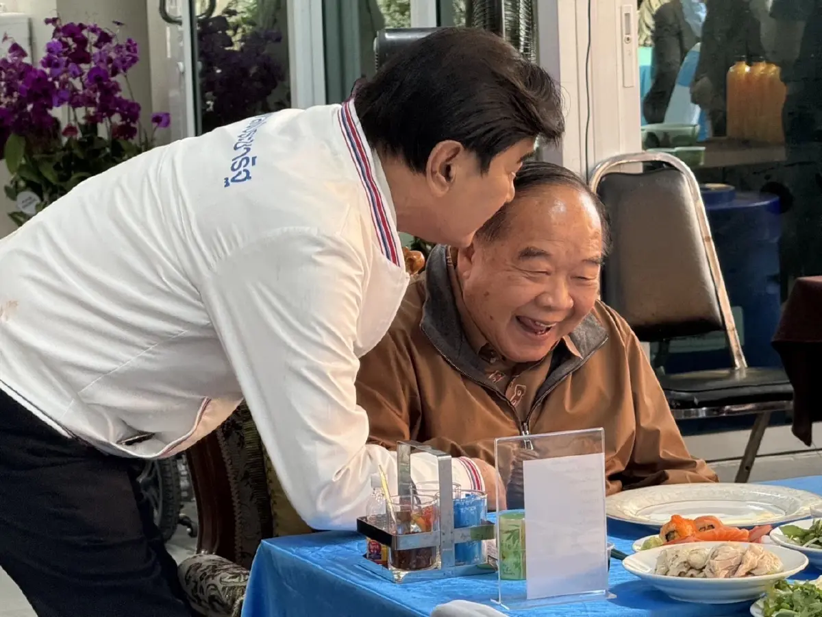 ‘ประวิตร’ โชว์พลัง 18สส.พปชร. เคียงข้าง ’สันติ‘ ควงเมีย ก๊วนเพชรบูรณ์มาครบ