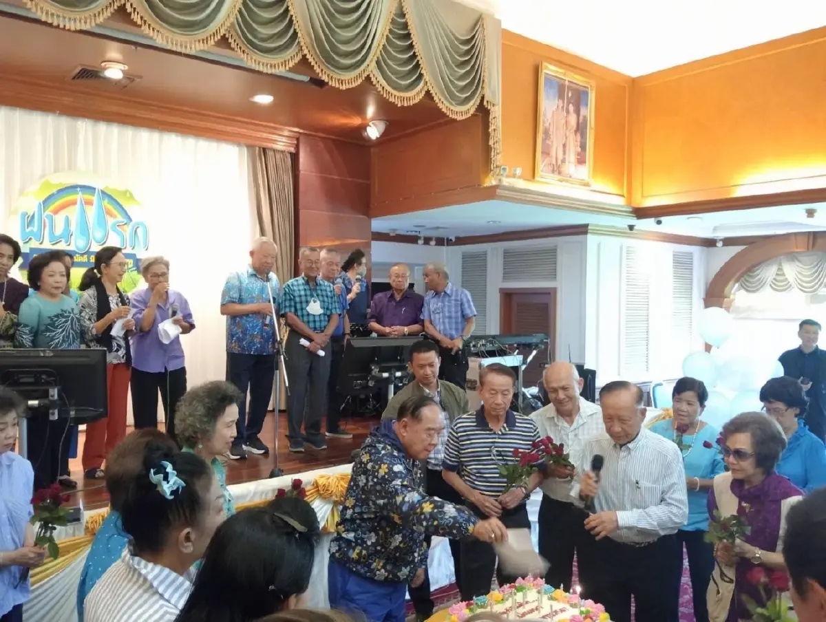 'บิ๊กป้อม' ออกรอบตีกอล์ฟพบเพื่อน 'รุ่นฝนแรก' ฉลองงานวันเกิดล่วงหน้า