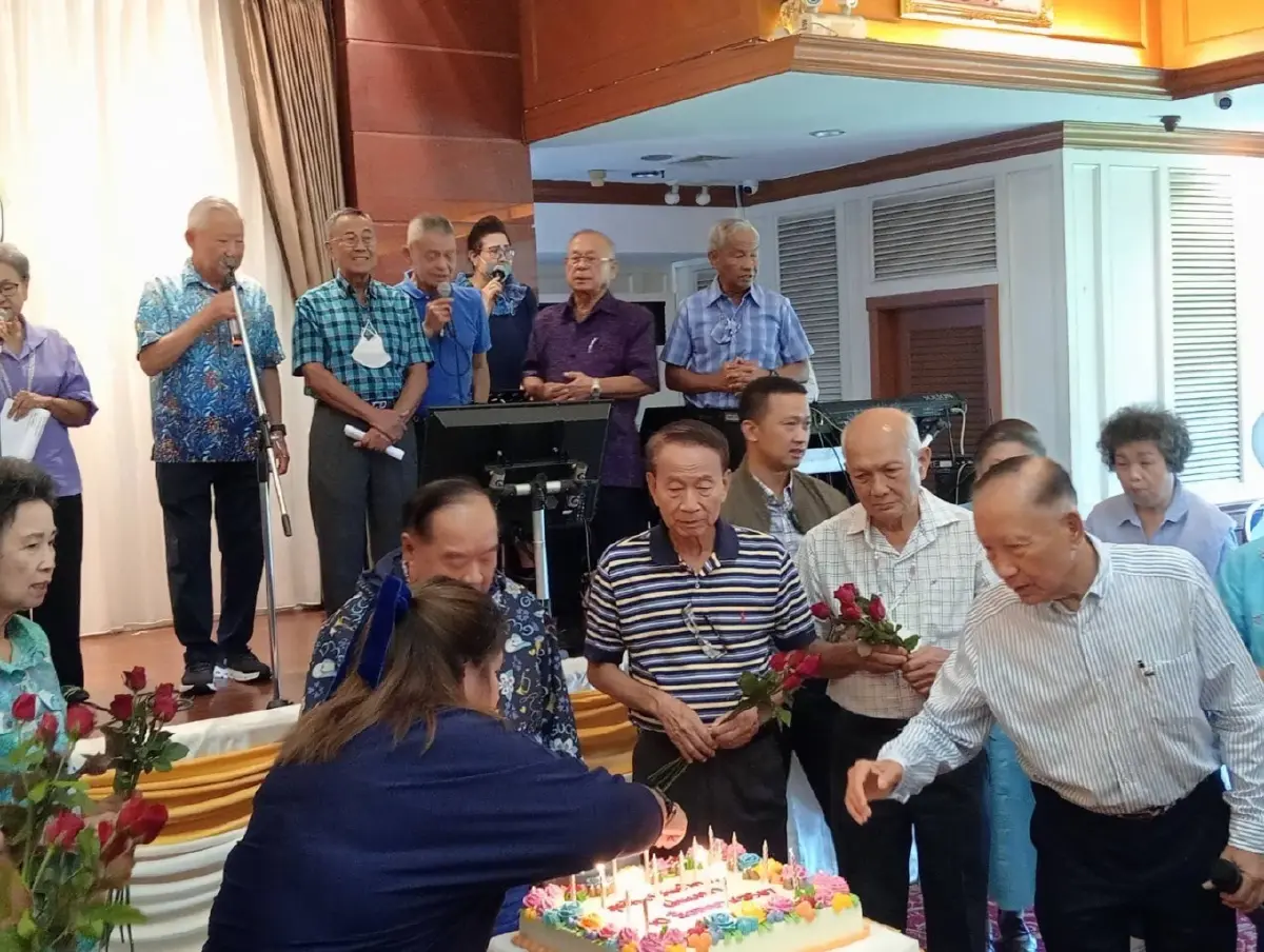 'บิ๊กป้อม' ออกรอบตีกอล์ฟพบเพื่อน 'รุ่นฝนแรก' ฉลองงานวันเกิดล่วงหน้า