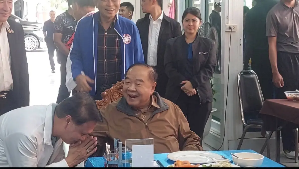 ‘ประวิตร’ โชว์พลัง 18สส.พปชร. เคียงข้าง ’สันติ‘ ควงเมีย ก๊วนเพชรบูรณ์มาครบ