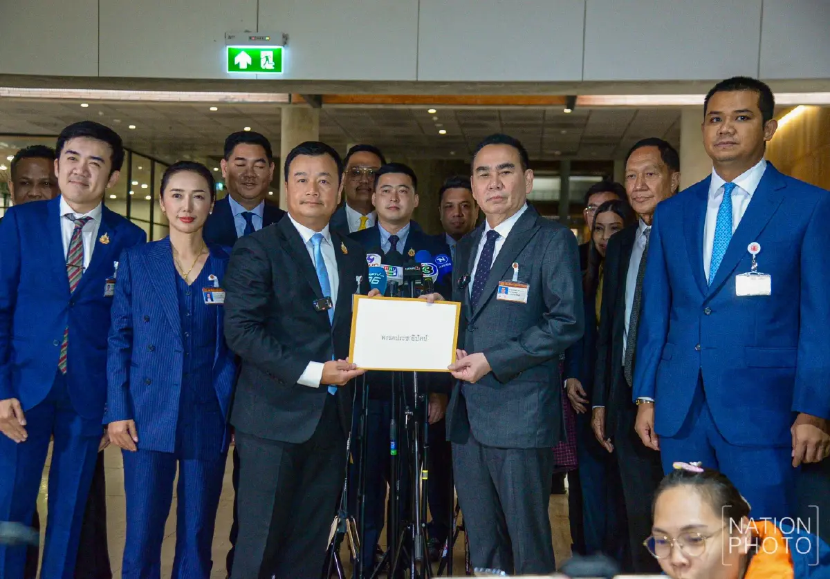 'พท.-ปชป.' ทิ้งอดีตไว้ข้างหลัง รับเทียบเชิญ ร่วมรัฐบาล