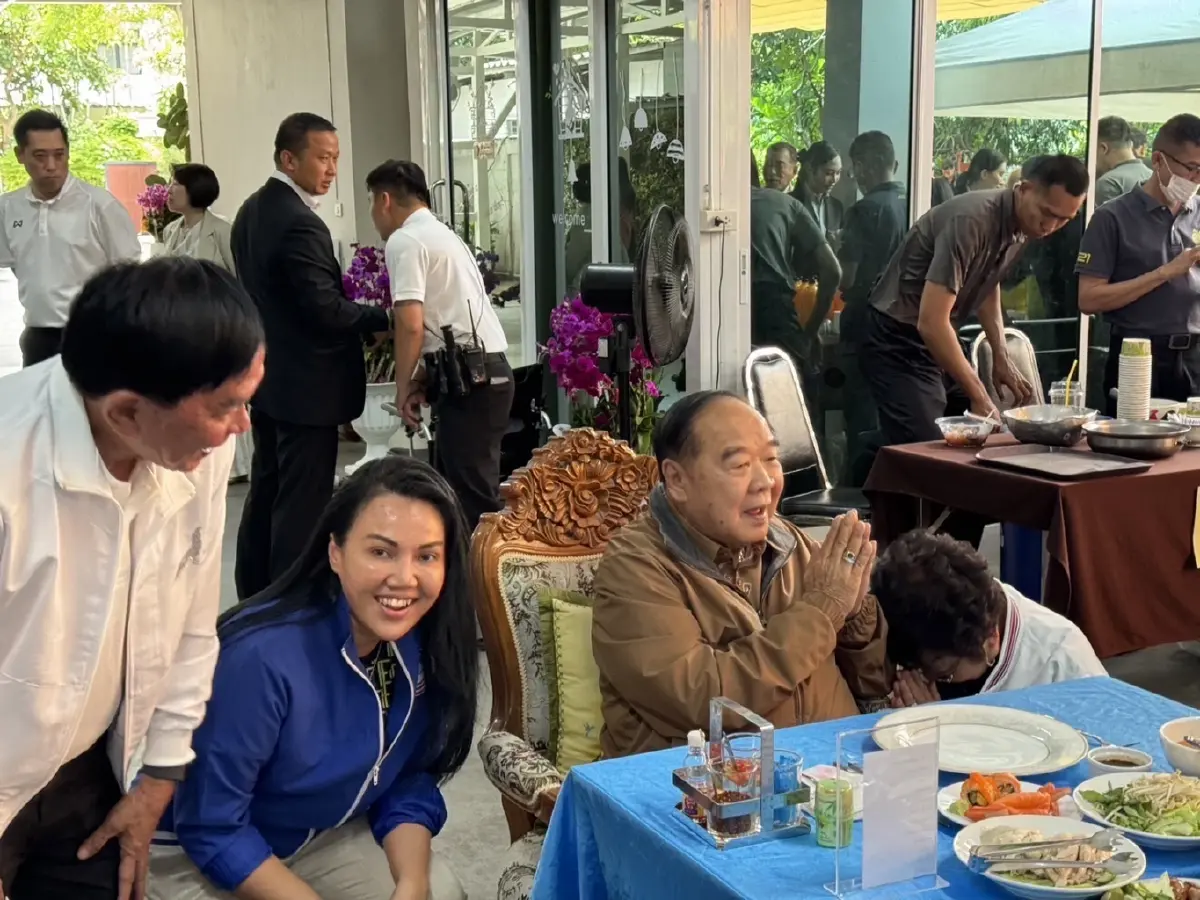 ‘ประวิตร’ โชว์พลัง 18สส.พปชร. เคียงข้าง ’สันติ‘ ควงเมีย ก๊วนเพชรบูรณ์มาครบ