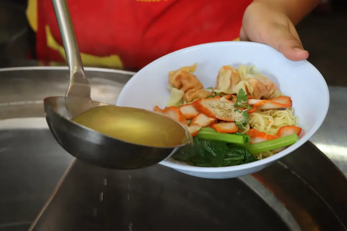 ปิดตำนานอร่อยไม่ซ้ำ ? ‘ชายสี่บะหมี่เกี๊ยว’ ปรับรสชาติครั้งใหญ่ ทุกร้านต้องขายดีขึ้น!