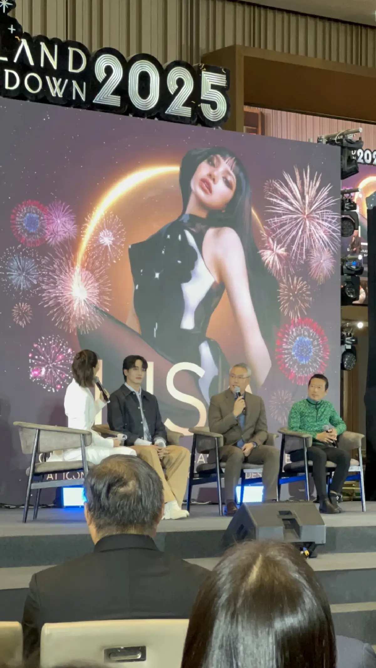 ไอคอนสยาม ผนึก ‘ลิซ่า’ กองทัพศิลปินคับคั่ง สร้างปรากฏการณ์ เคานต์ดาวน์โลก