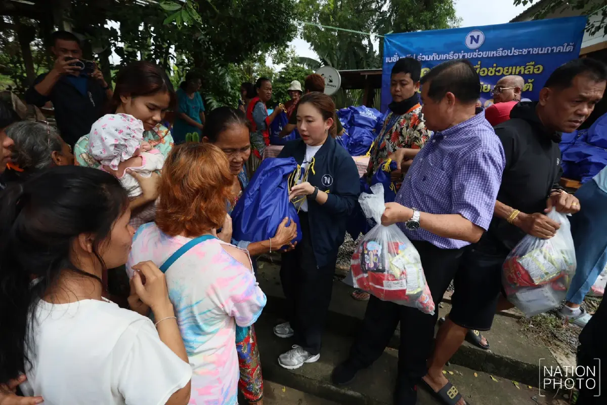 ‘เนชั่นปันน้ำใจ’ ตั้งโรงครัวแจกอาหาร มอบถุงยังชีพ ช่วยเหลือน้ำท่วมภาคใต้