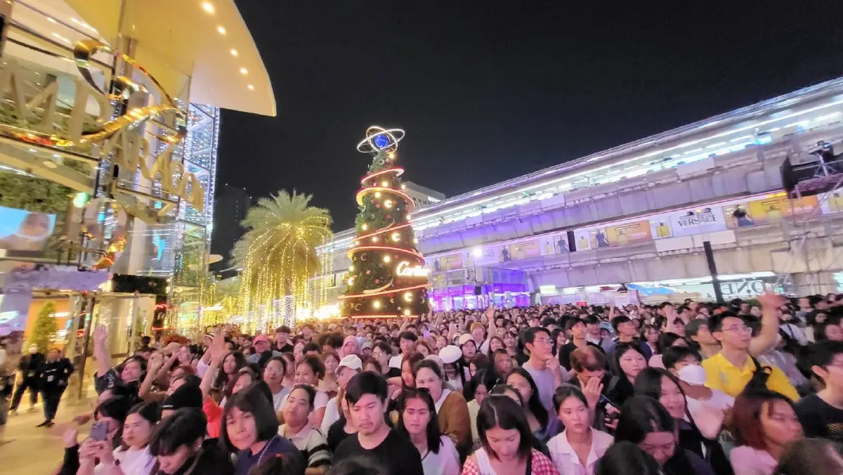 เปิดภาพ เคานต์ดาวน์ ‘สยามพารากอน’ สุดร้อนแรง หนุนทราฟฟิกพุ่ง 3 แสนคน