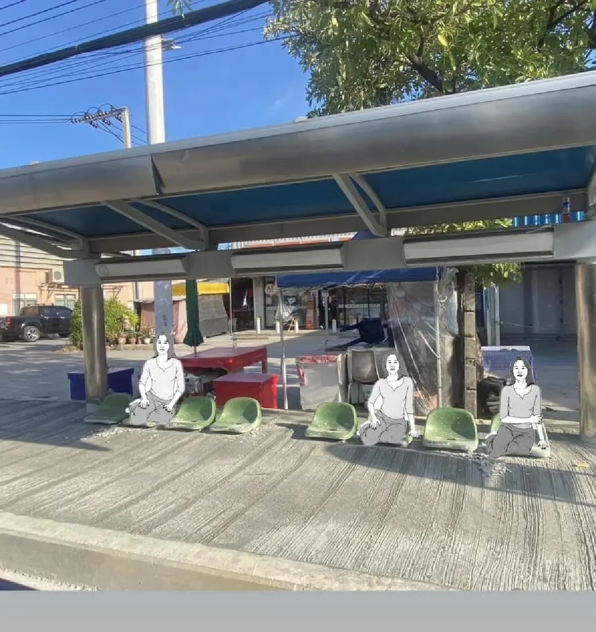 ว่าไงดี! คนสมุทรปราการ 'เทปูนทับที่นั่ง ป้ายรถเมล์' คุยยาว ประชาชน นั่งยังไง