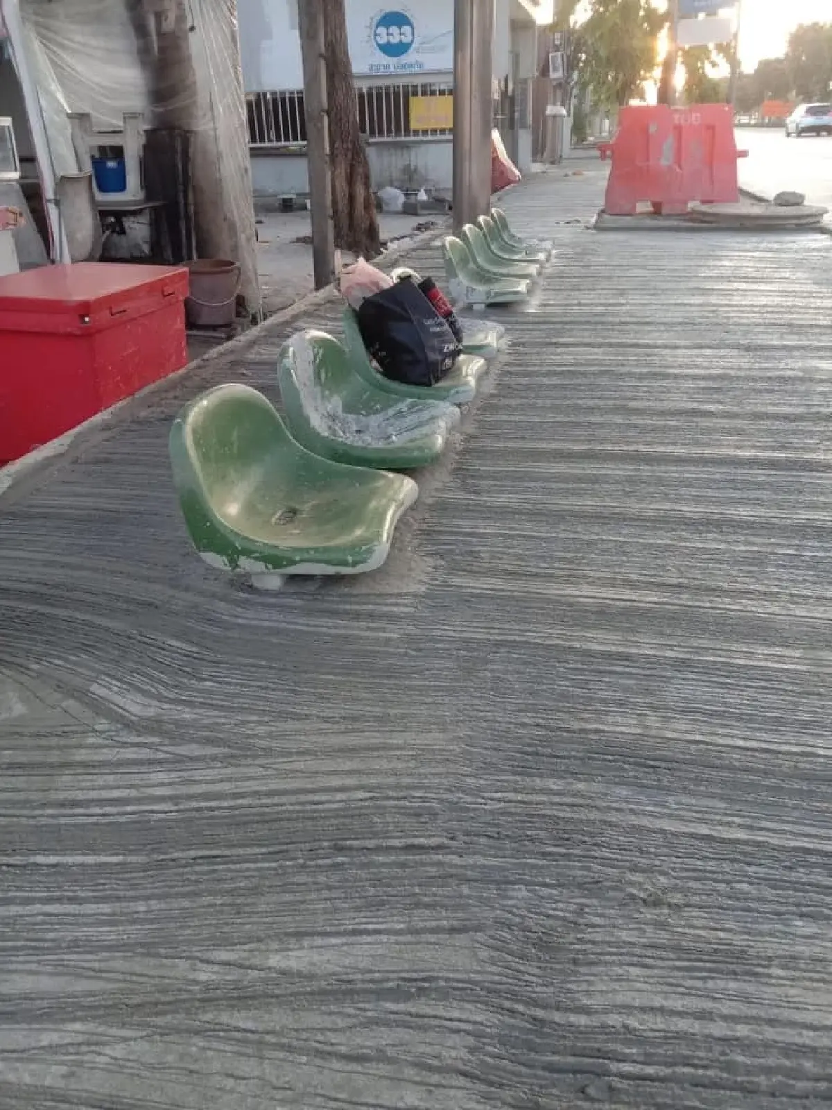 ว่าไงดี! คนสมุทรปราการ 'เทปูนทับที่นั่ง ป้ายรถเมล์' คุยยาว ประชาชน นั่งยังไง