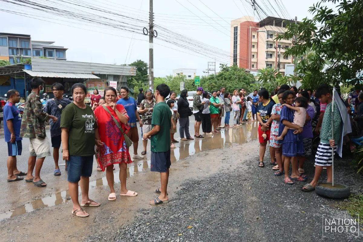 ‘เนชั่นปันน้ำใจ’ ตั้งโรงครัวแจกอาหาร มอบถุงยังชีพ ช่วยเหลือน้ำท่วมภาคใต้