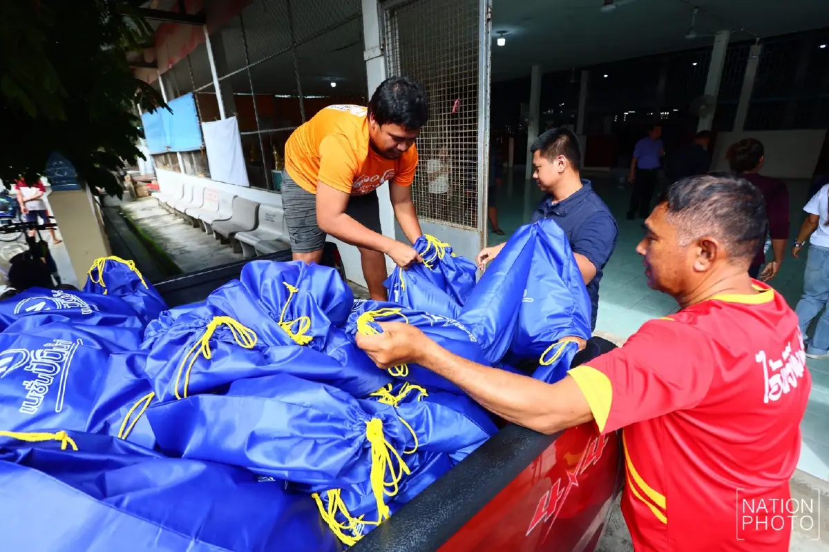 ‘เนชั่นปันน้ำใจ’ ตั้งโรงครัวแจกอาหาร มอบถุงยังชีพ ช่วยเหลือน้ำท่วมภาคใต้