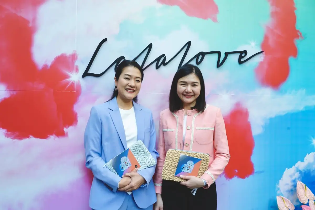เพื่อไทย ยกขบวนชมแฟชั่นโชว์ LalaLove ส่งเสริม Soft Power ด้านแฟชั่นไทย
