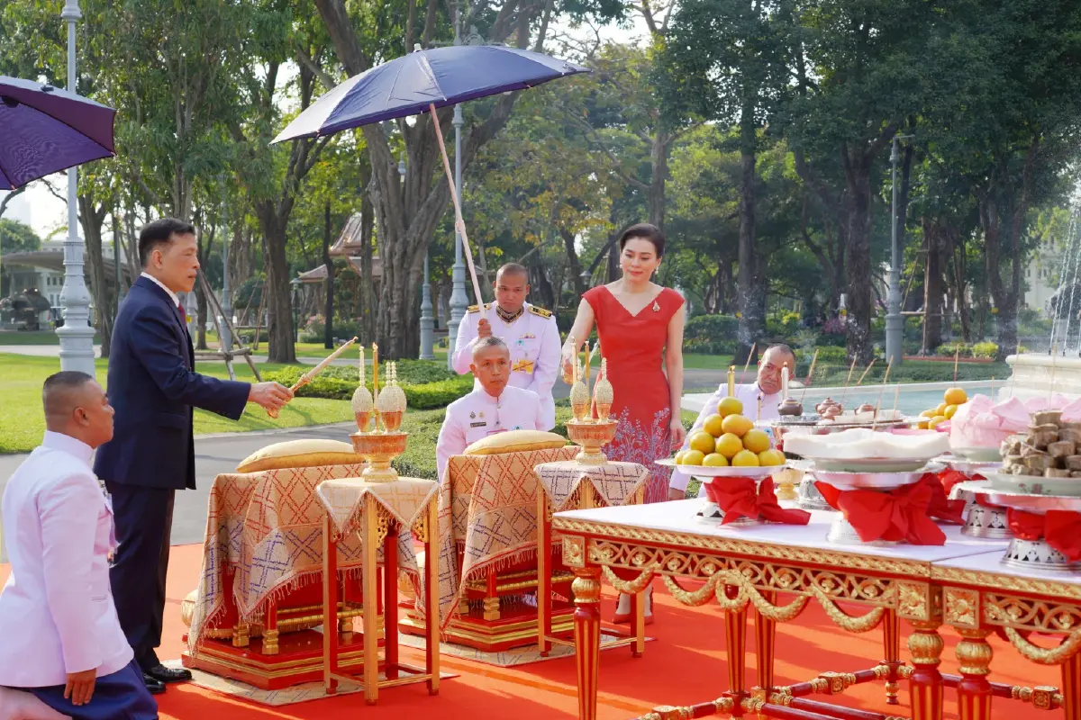ในหลวง-ราชินี ทรงประกอบพระราชพิธีสังเวยพระป้าย เนื่องในเทศกาลตรุษจีน 2568