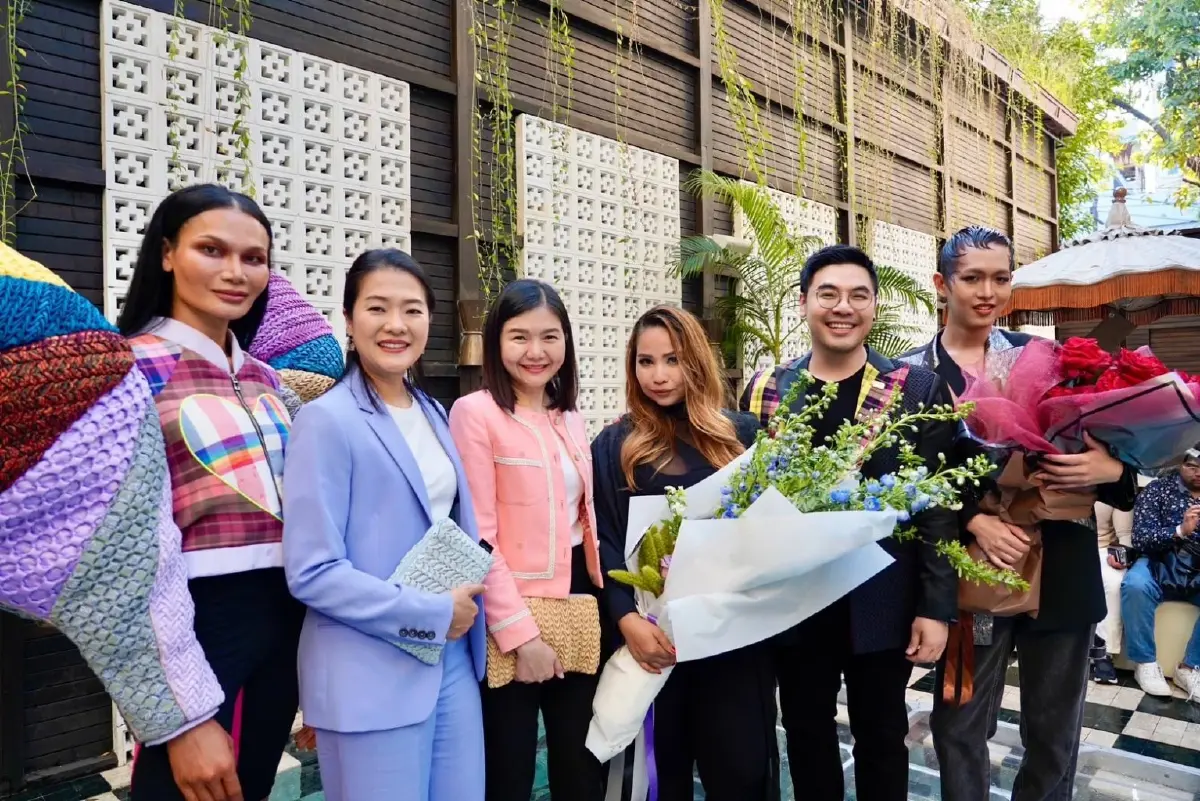 เพื่อไทย ยกขบวนชมแฟชั่นโชว์ LalaLove ส่งเสริม Soft Power ด้านแฟชั่นไทย