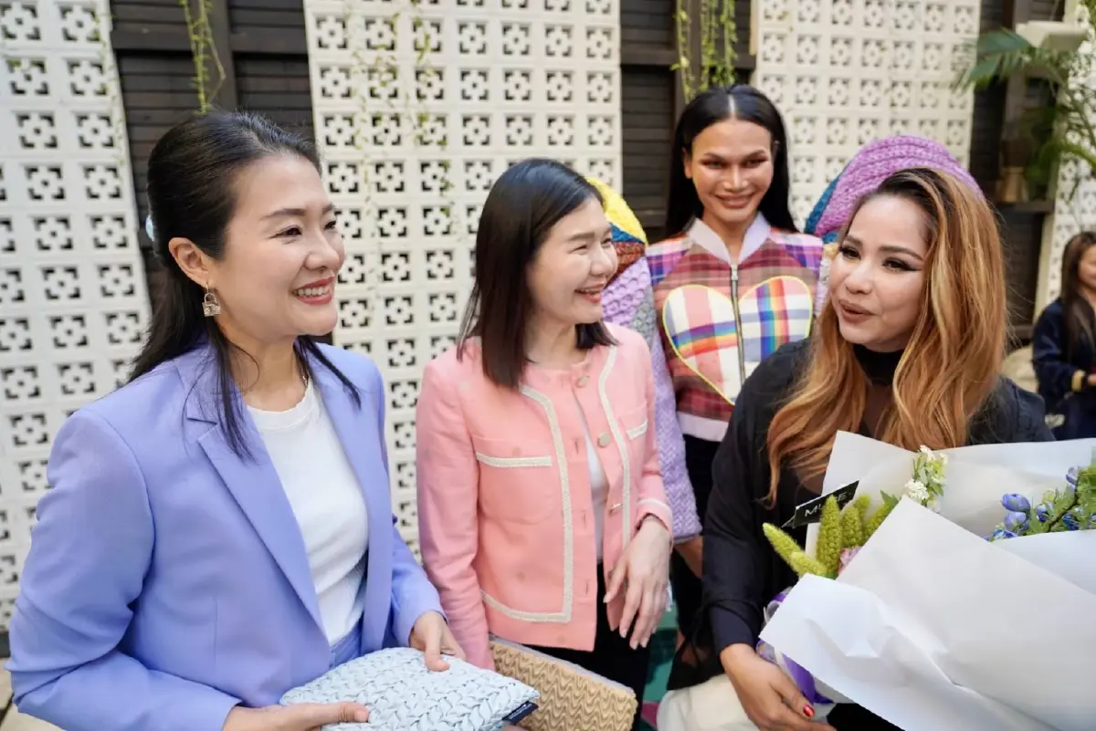 เพื่อไทย ยกขบวนชมแฟชั่นโชว์ LalaLove ส่งเสริม Soft Power ด้านแฟชั่นไทย