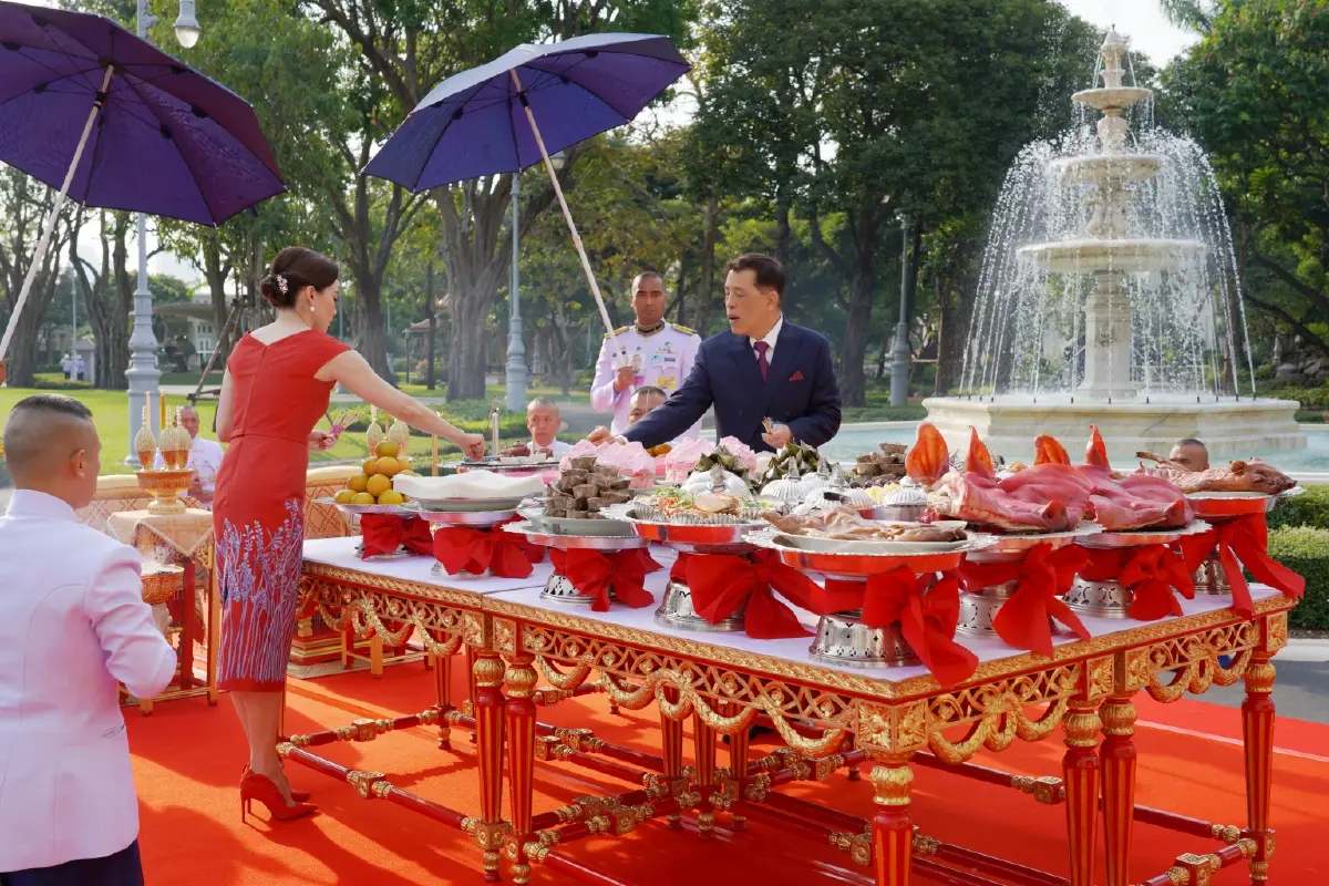 ในหลวง-ราชินี ทรงประกอบพระราชพิธีสังเวยพระป้าย เนื่องในเทศกาลตรุษจีน 2568