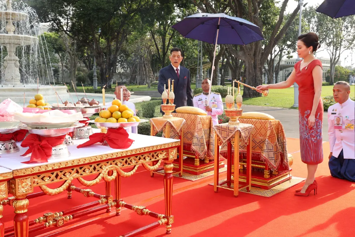 ในหลวง-ราชินี ทรงประกอบพระราชพิธีสังเวยพระป้าย เนื่องในเทศกาลตรุษจีน 2568