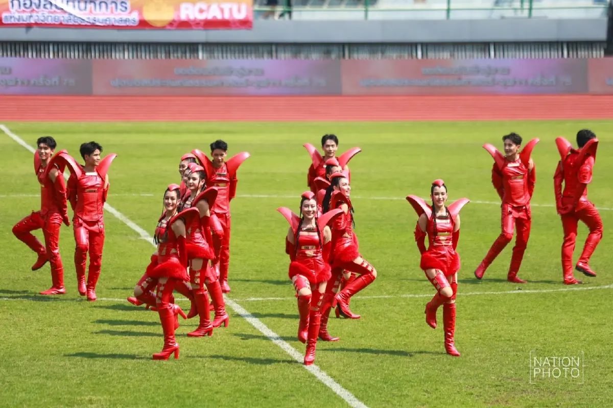 ประชันโฉม เชียร์ลีดเดอร์ ธรรมศาสตร์-จุฬาฯ เปิดงานฟุตบอลประเพณี ครั้งที่ 75