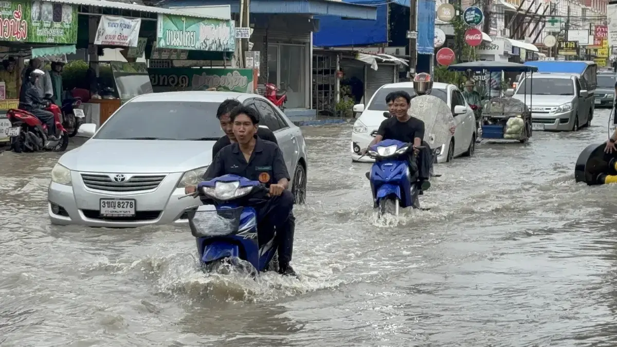 ฝนถล่ม 'บางละมุง' น้ำท่วมสูงครึ่งเมตร รถเล็กผ่านไม่ได้