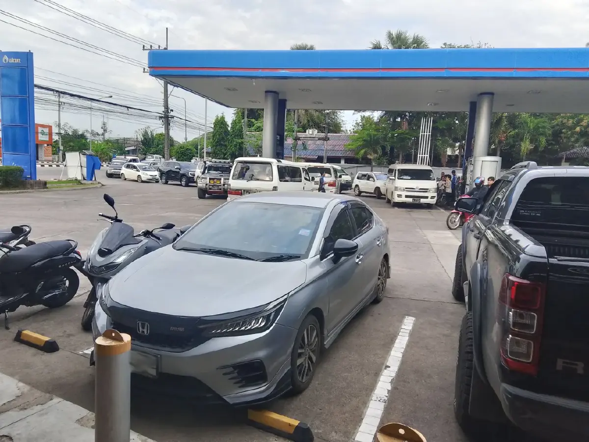 คนเมียนมา ข้ามเติมน้ำมันฝั่งไทย รถติดหนัก หลังปั๊มปิดให้บริการ