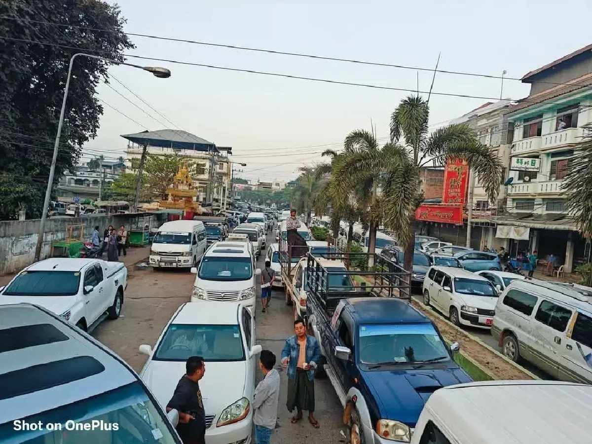 คนเมียนมา ข้ามเติมน้ำมันฝั่งไทย รถติดหนัก หลังปั๊มปิดให้บริการ