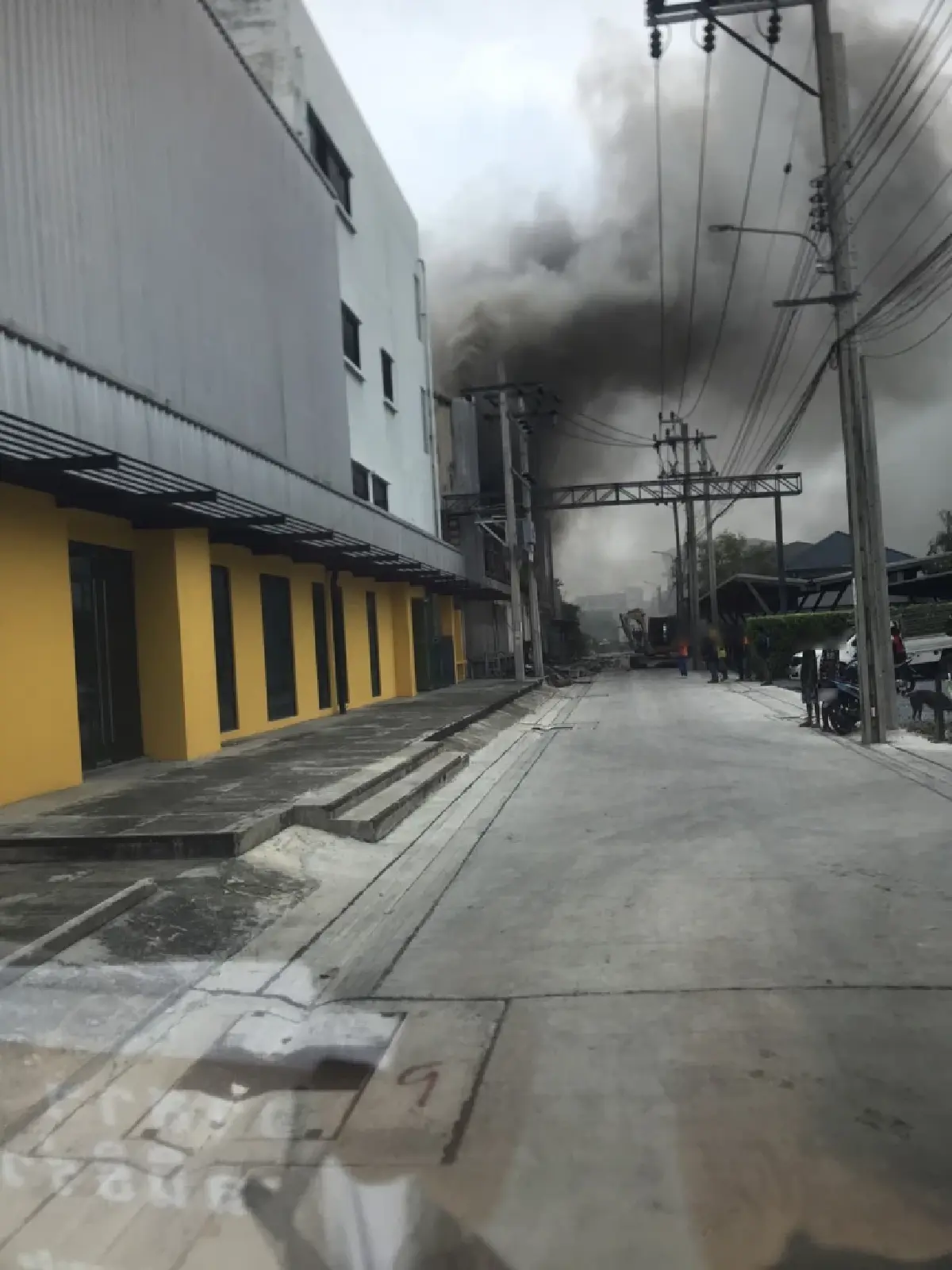 เกิดเหตุ ไฟไหม้โกดัง ซอยลาดพร้าว 101 ควันดำพวยพุ่ง เร่งคุมเพลิง