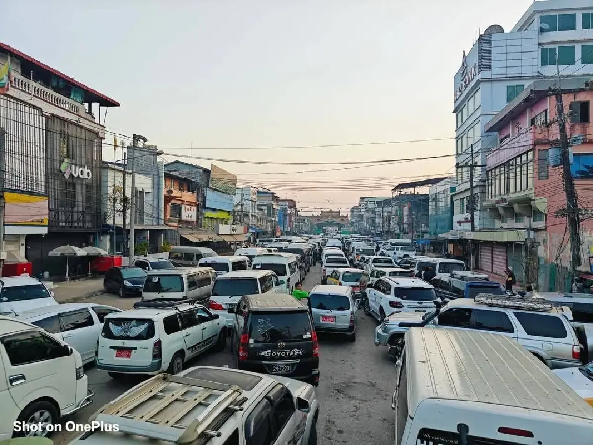 คนเมียนมา ข้ามเติมน้ำมันฝั่งไทย รถติดหนัก หลังปั๊มปิดให้บริการ