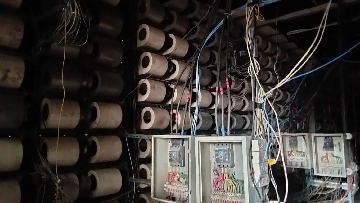เจออีก! ค้นบริษัทย่านปทุมธานี พบลักลอบใช้ไฟหลวง ขุดบิทคอยน์ เสียหาย 40 ล้าน