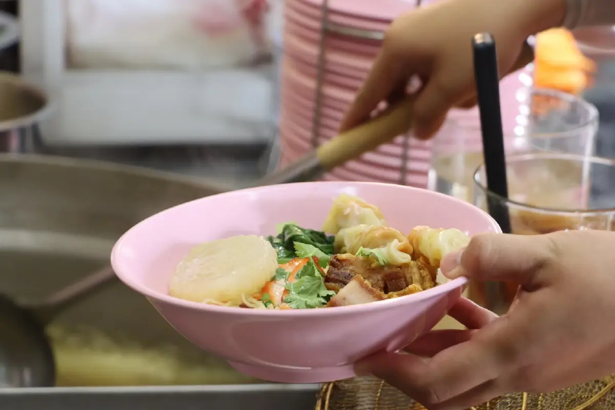 4 ร้าน ‘ก๋วยเตี๋ยวรถเข็น’ สัญชาติไทย อยู่คู่บ้านคู่เมืองนานสุดเฉียด 50 ปี