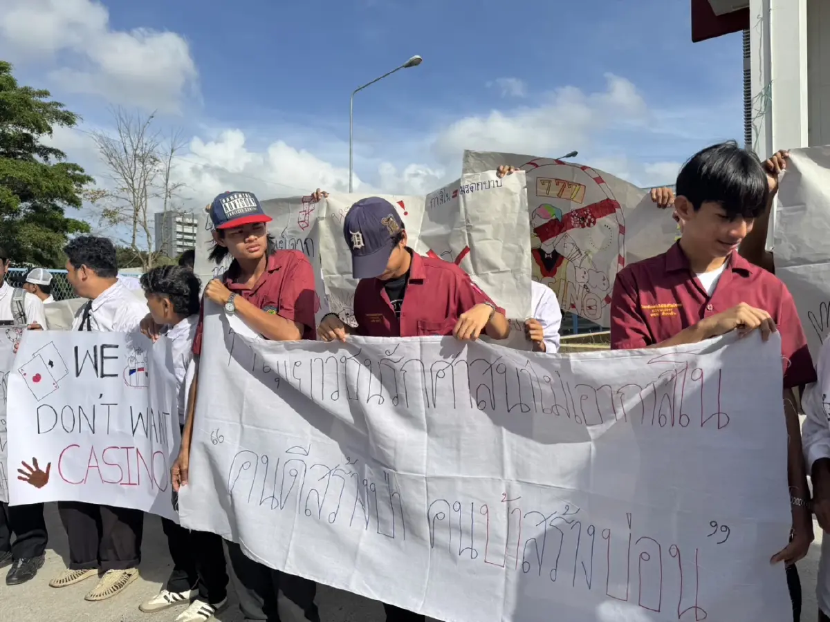 'ม็อบคนใต้​' หอบทุเรียน​ ดักรอ  'นายกฯ' ค้าน กาสิโน-แลนบริจด์