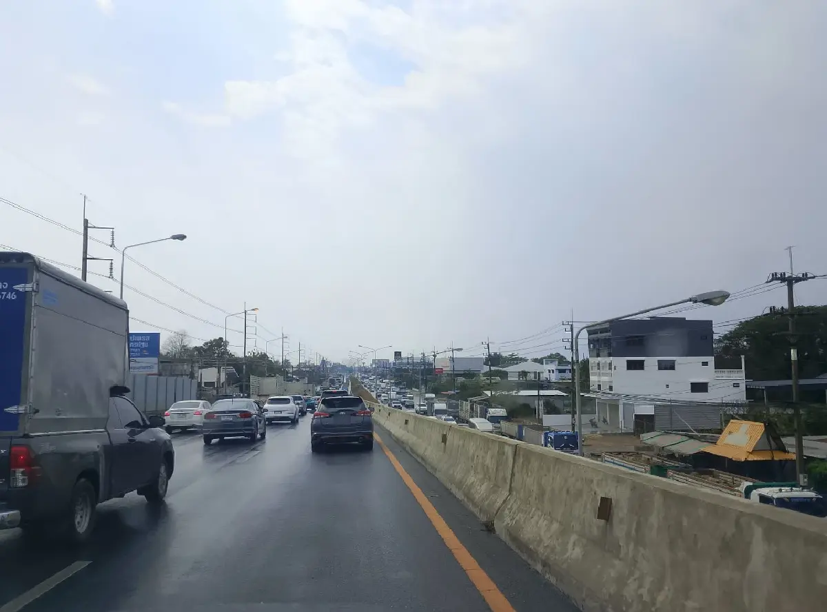 ถึงเวลาเลิกงาน มีฝนตก น้ำท่วมผิวทาง ถนนเพชรเกษม รถติดหนัก