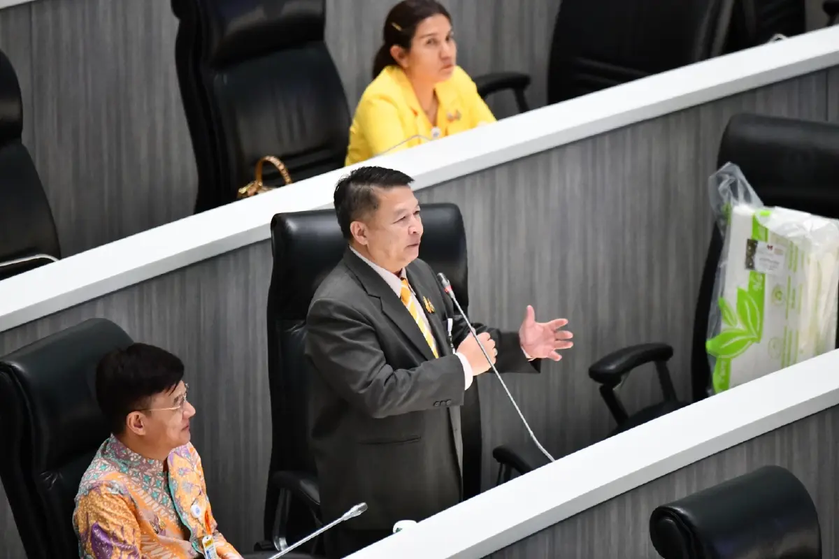 'สว.' ชะลอยื่นญัตติส่งศาลรธน.ตีความแก้รธน. ปัดรับงาน