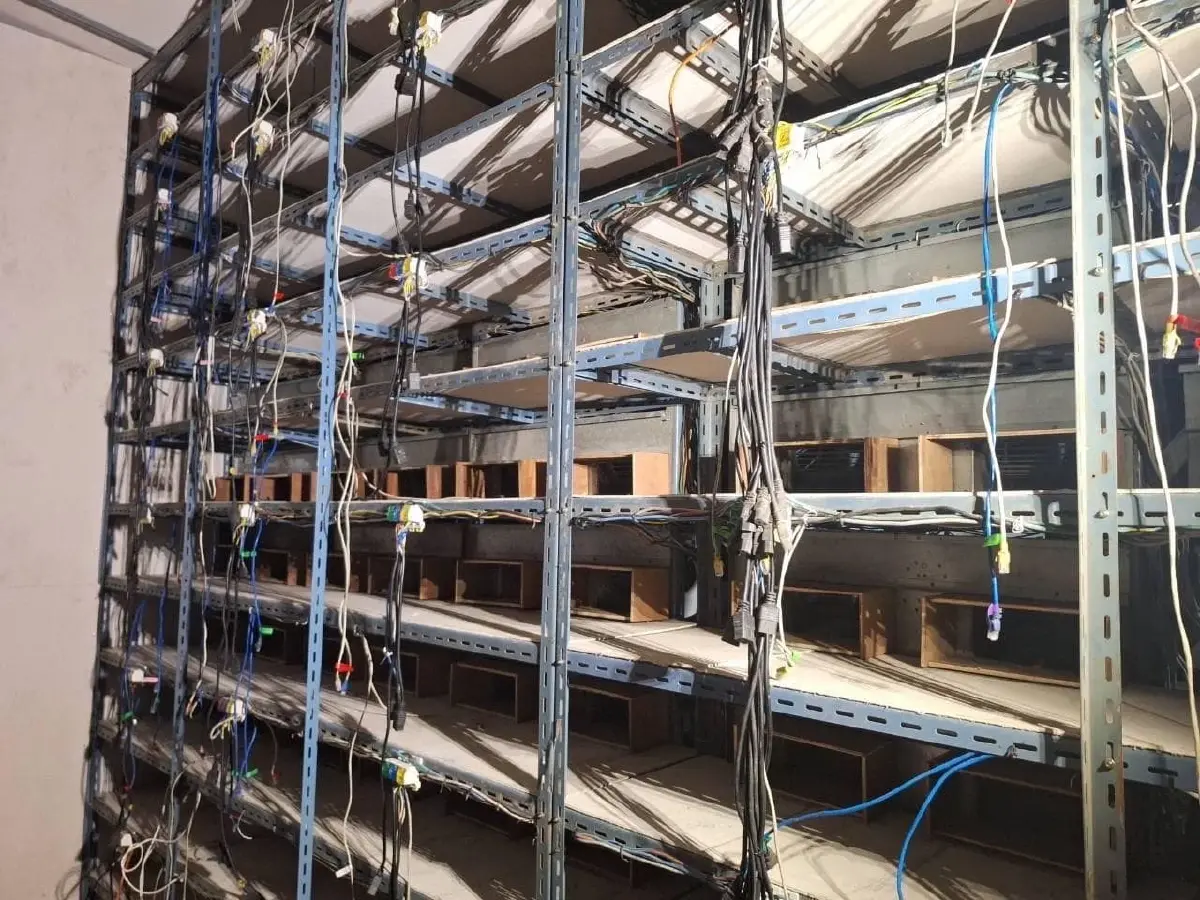 เจออีก! ค้นบริษัทย่านปทุมธานี พบลักลอบใช้ไฟหลวง ขุดบิทคอยน์ เสียหาย 40 ล้าน