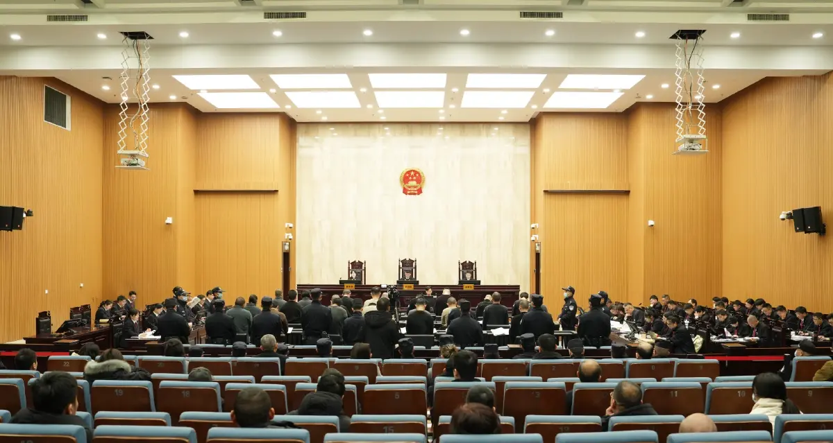 จีนเริ่มพิจารณาคดี 23 ผู้ต้องหาแก๊งฉ้อโกง ตระกูลหมิง จากโกก้าง