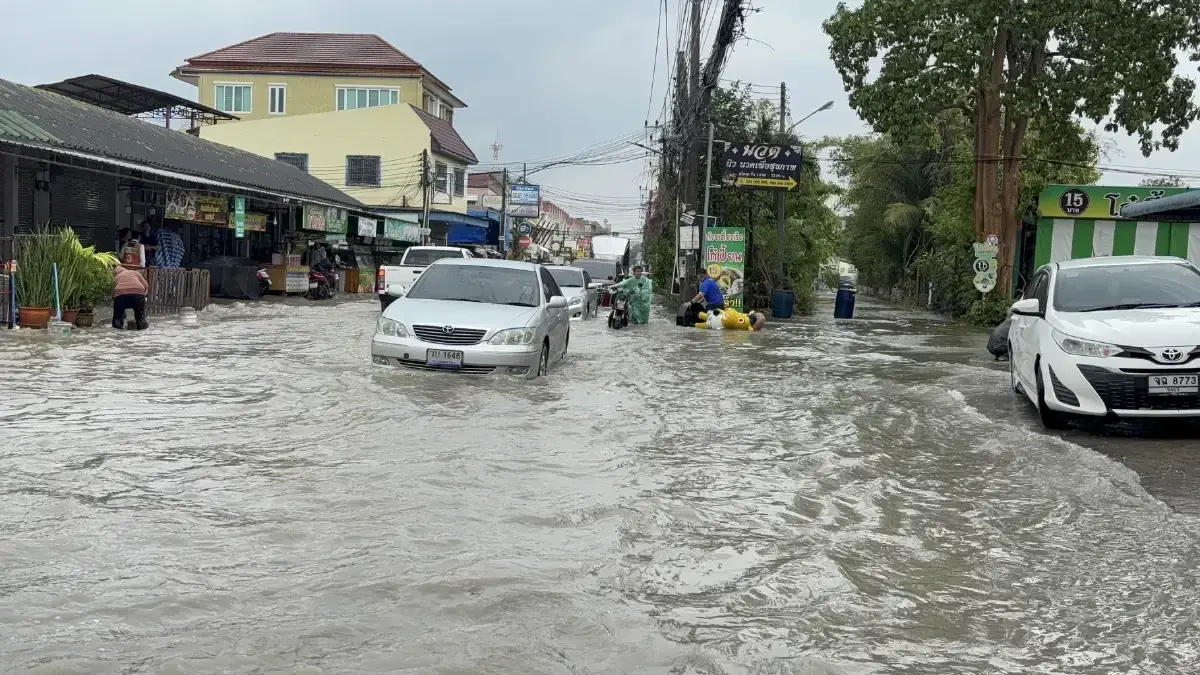 ฝนถล่ม 'บางละมุง' น้ำท่วมสูงครึ่งเมตร รถเล็กผ่านไม่ได้