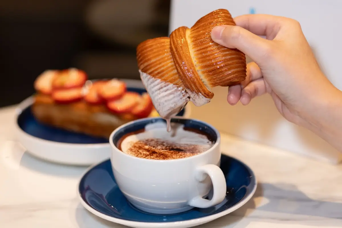 ‘บลู คาเฟ่ บาย อลัง ดูคาส’ เปิดแล้ว เปิดใจเชฟขนมอบ 'เชฟคริสตอฟ'