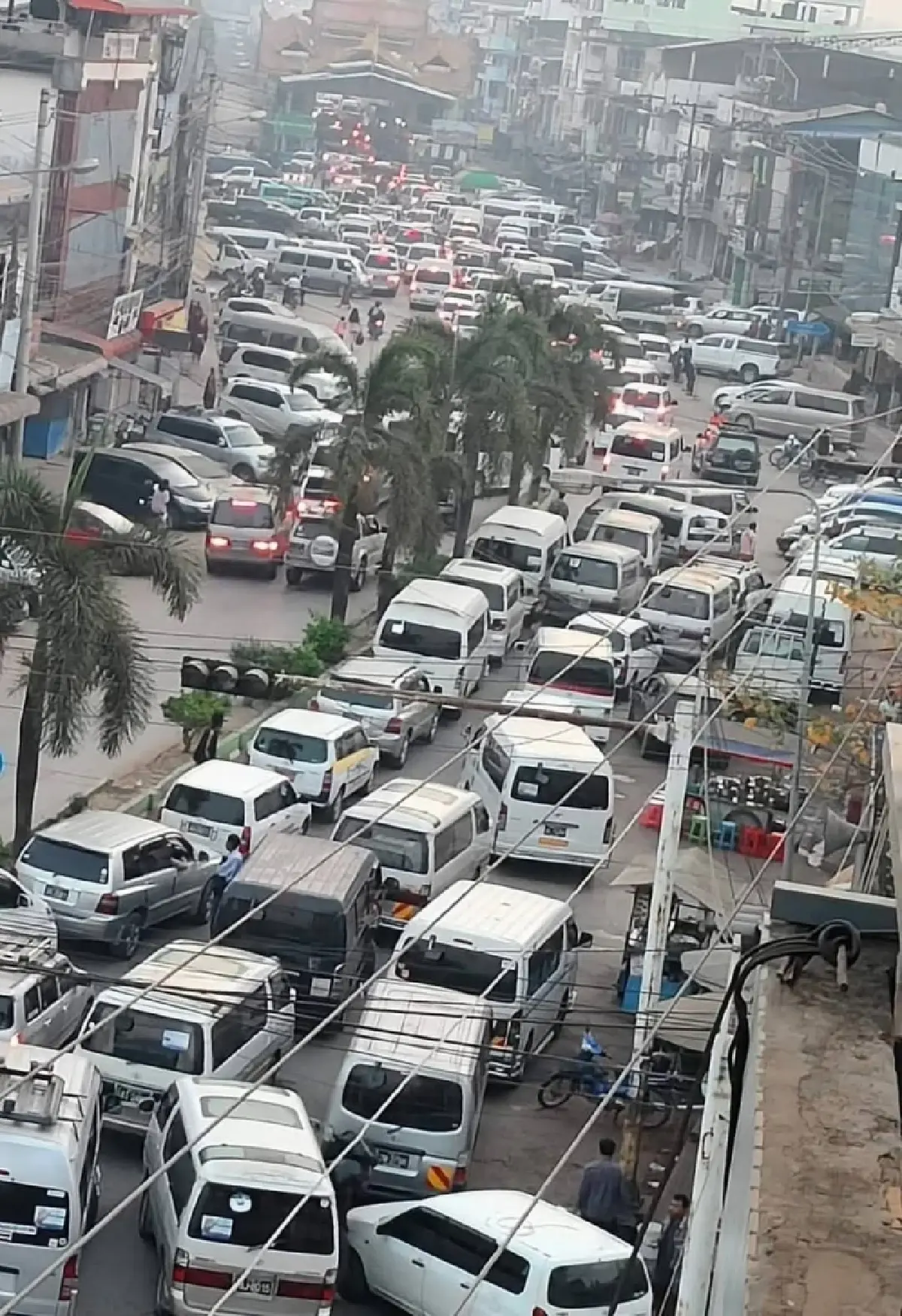 คนเมียนมา ข้ามเติมน้ำมันฝั่งไทย รถติดหนัก หลังปั๊มปิดให้บริการ